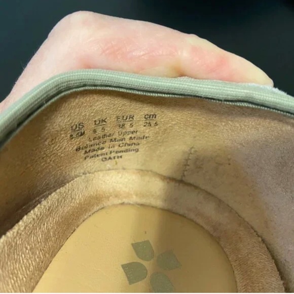 Naturalizer Pointed Toe Pumps. Size 8.5 - Picture 7 of 8